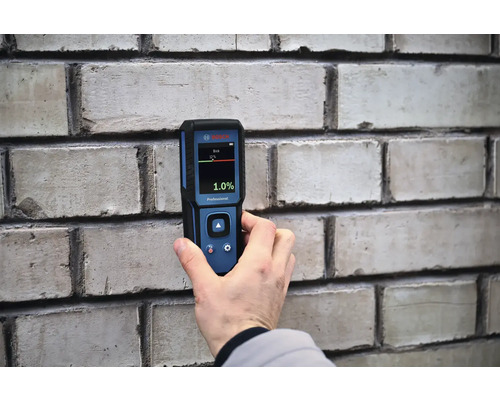 Feuchtigkeitsmesser in der Anwendung an einer Ziegelwand