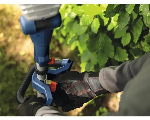 Nahaufnahme einer Person, die mit einer Heckenschere arbeitet, mit Fokus auf die Bedienung und Sicherheitsausrüstung.