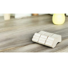 Holzfliesen-Unterlage auf einem Holztisch