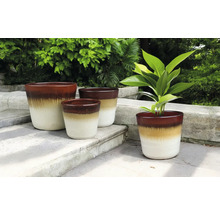 Mehrere Keramikblumentöpfe im Garten.