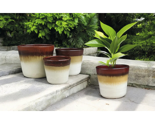 Mehrere Keramikblumentöpfe im Garten.