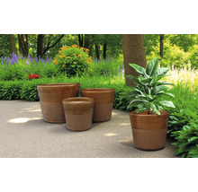 Gartenambiente mit Pflanzgefäßen aus Keramik in verschiedenen Größen