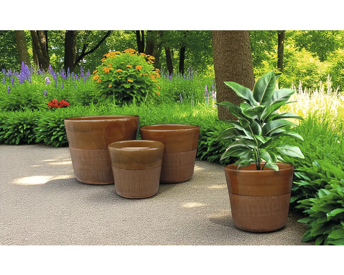 Gartenambiente mit Pflanzgefäßen aus Keramik in verschiedenen Größen