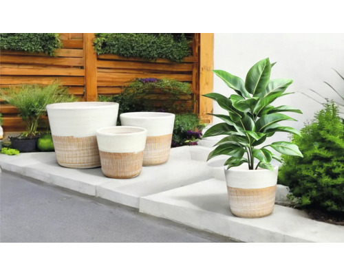 Verschiedene Pflanzgefäße aus Keramik im Außenbereich.