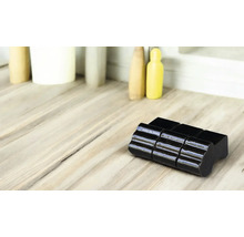 Schwarzer Fliesenschlitten auf hellem Untergrund