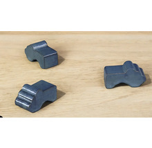 Drei blaue Gebäudeformen aus Metall