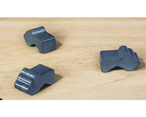 Drei blaue Gebäudeformen aus Metall