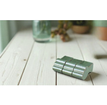 Grüne Mosaikfliesen auf einem Holztisch