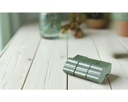 Grüne Mosaikfliesen auf einem Holztisch