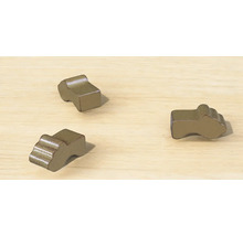 Drei Holzfiguren auf einer Holzoberfläche