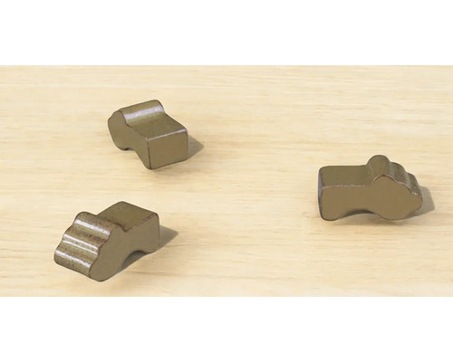 Drei Holzfiguren auf einer Holzoberfläche