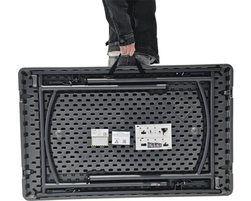 Zusammengeklappter rechteckiger Klapptisch mit Tragegriff