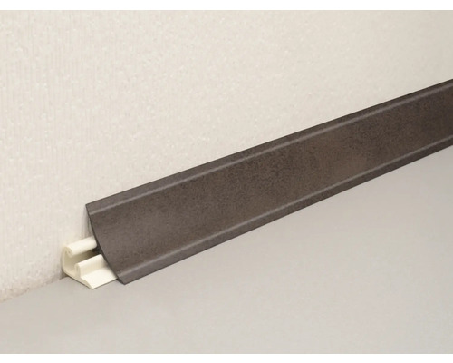 Sockelleiste mit Clipmontage an Wand und Boden