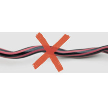 Abbildung eines defekten Wasserschlauchs mit rotem Kreuz