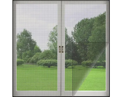 Insektenschutzgitter vor einem Fenster mit Blick auf einen Garten