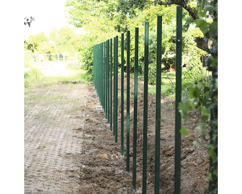 Zaunpfostenreihe im Garten