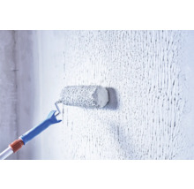 Farbroller streicht eine Wand