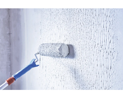 Farbroller streicht eine Wand