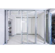 Innenraum mit Metallständerkonstruktion für Trockenbauwände