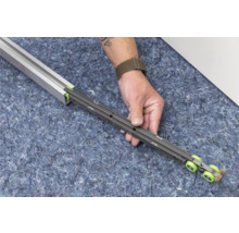 Schiebetürbeschlag mit Führungsschiene in der Hand