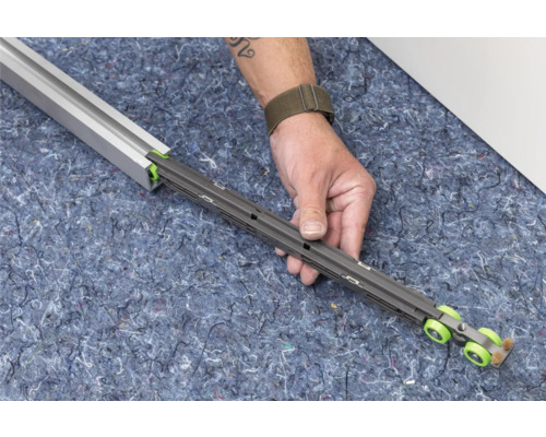 Schiebetürbeschlag mit Führungsschiene in der Hand