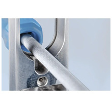 Metallfeile im Einsatz mit Metallwerkzeug