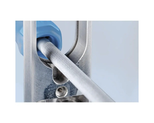 Metallfeile im Einsatz mit Metallwerkzeug