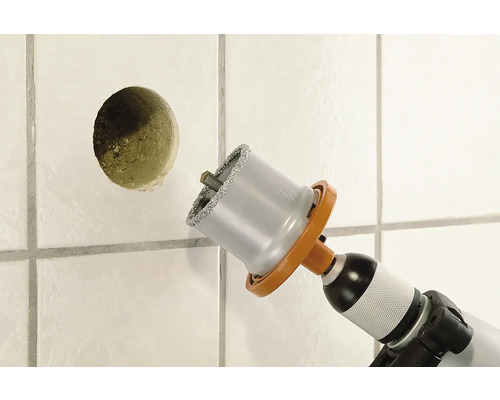 Fliesenbohrer bohrt Loch in Fliese