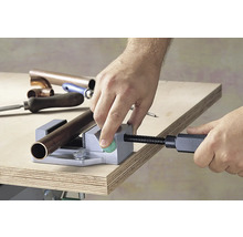 Rohr im Schraubstock auf einer Werkbank