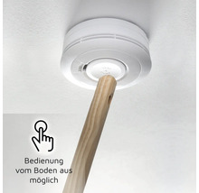 Bedienung eines Rauchmelders mit einem Stab vom Boden aus