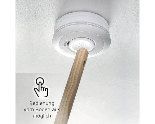 Bedienung eines Rauchmelders mit einem Stab vom Boden aus
