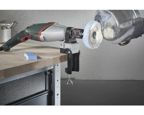 Elektrowerkzeug zum Polieren mit Polieraufsatz und Polierpaste auf einer Werkbank