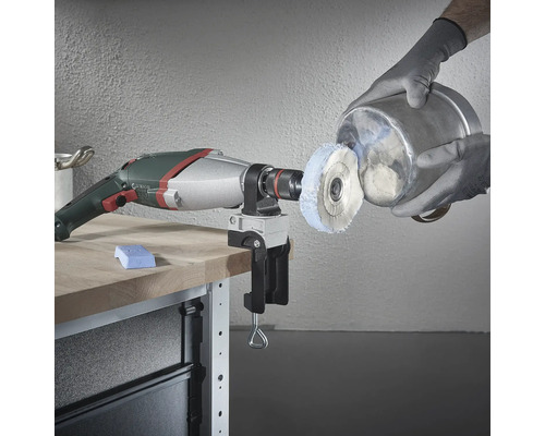 Bohrmaschine mit Polieraufsatz und Werkstück auf einer Werkbank