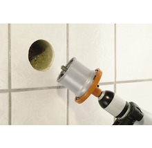 Fliesenbohrer bohrt ein Loch in eine geflieste Wand