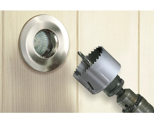 Einbaustrahler neben einer Lochsäge