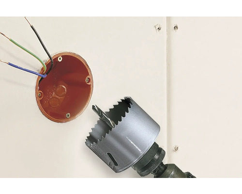 Installation einer Steckdose mit einer Bohrkrone