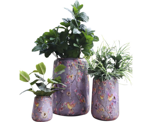Drei bepflanzte Übertöpfe mit Blumenmuster