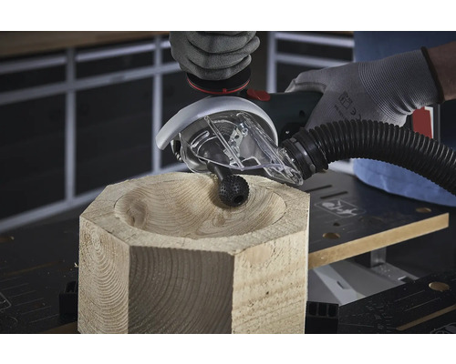 Holzbearbeitung mit Fräswerkzeug für Holz.