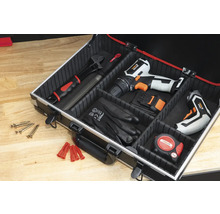 Werkzeugkoffer gefüllt mit Schraubenschlüssel, Feile, Schrauben, Dübel, Akkuschrauber, Schraubendreher, Handschuhen und einem Maßband.