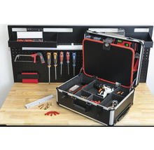 Werkbank mit Werkzeugkoffer, Werkzeugen und Schrauben