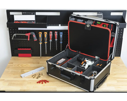 Werkbank mit Werkzeugkoffer, Werkzeugen und Schrauben