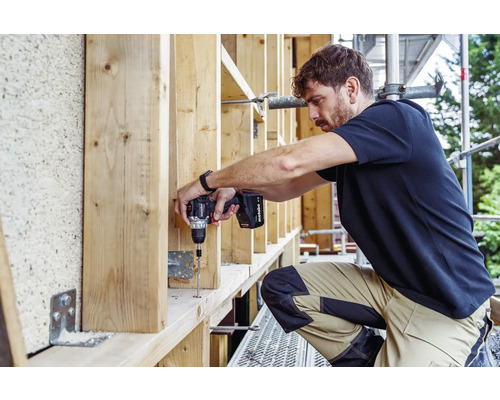 Handwerker arbeitet mit einem Akku-Bohrschrauber an einer Holzkonstruktion