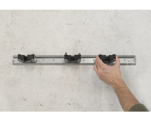 Wandhalterung für Geräte mit drei Haltern