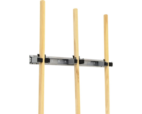 Wandhalterung mit Holzstielen zur Aufbewahrung von Werkzeugen