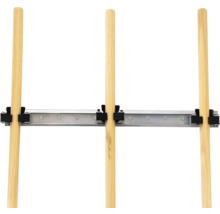 Holzleiter mit Metallschiene und schwarzen Halterungen