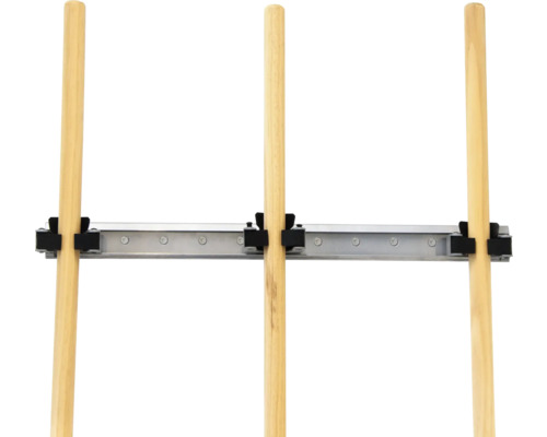 Holzleiter mit Metallschiene und schwarzen Halterungen