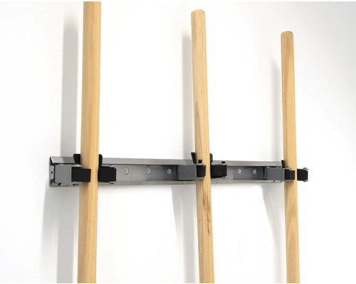 Gerätehalter mit Holzstielen an einer Wand