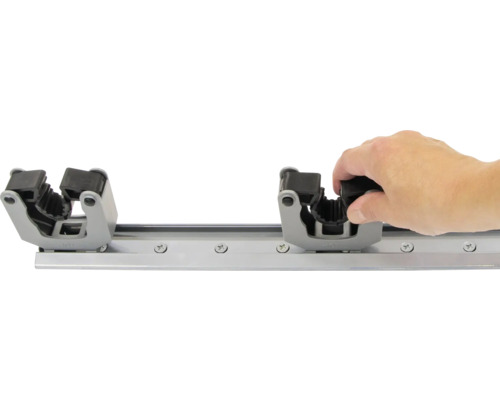 Gerätehalterleiste mit Hand beim Einsetzen eines Halters