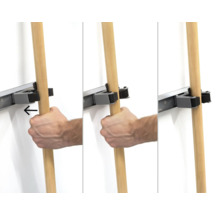 Darstellung eines Geräteleisten-Systems in der Anwendung mit einer Hand, die einen Holzstiel einhängt