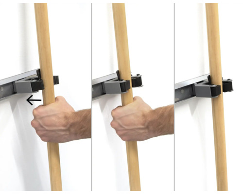 Darstellung eines Geräteleisten-Systems in der Anwendung mit einer Hand, die einen Holzstiel einhängt